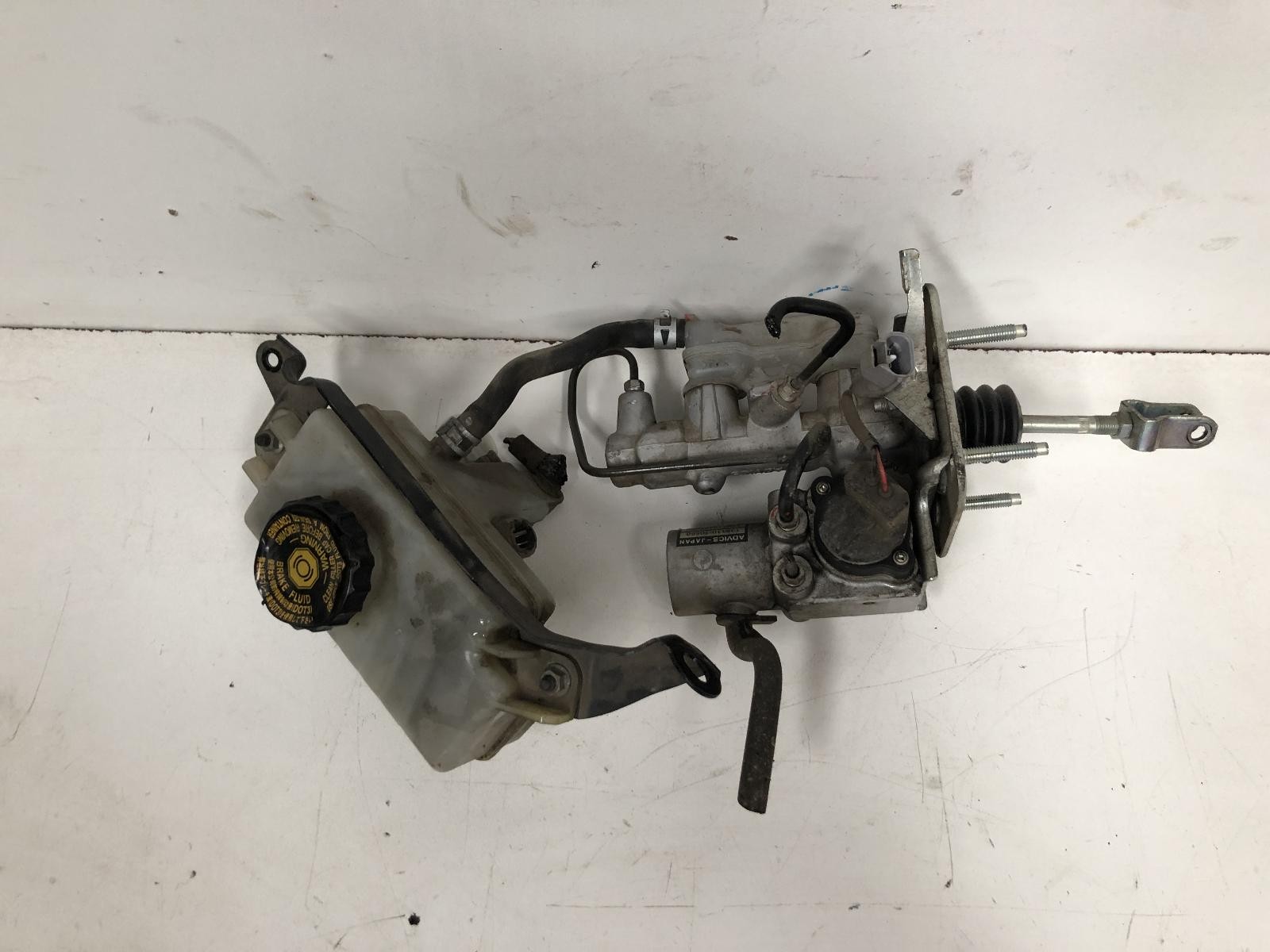 Toyota Camry Brake Master Cylinder with Reservoir AHV40 10/2009-11/2011