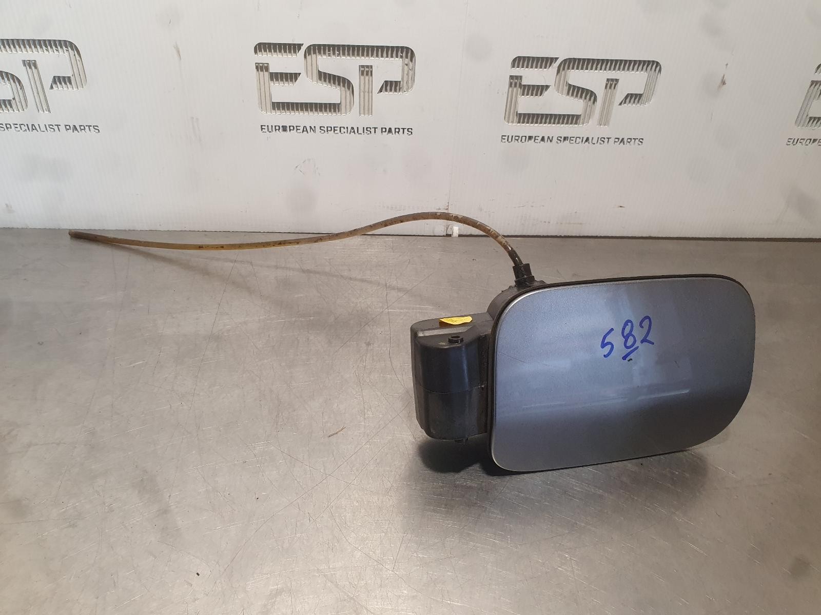 SKODA SUPERB FUEL DOOR / FILLER 3T